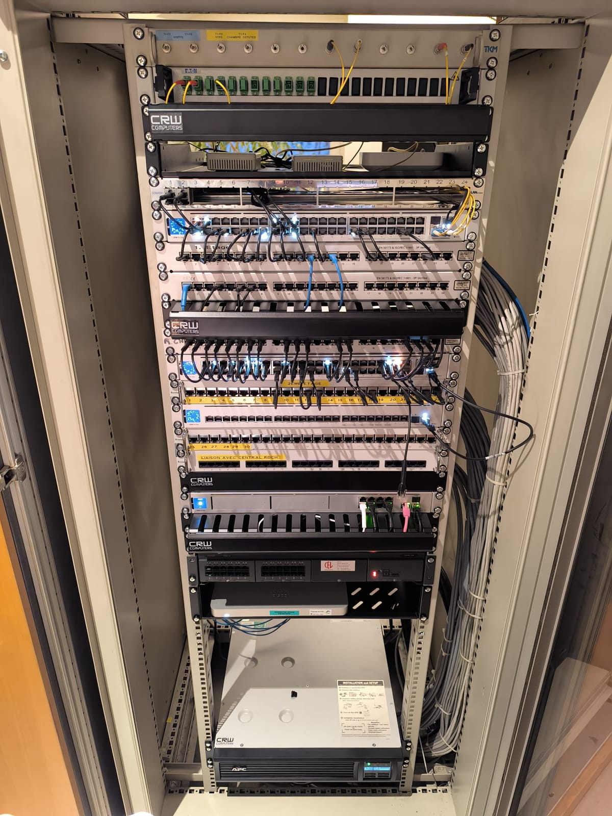 E Server-Schaf rëm an d'Rei bruecht — Duerno